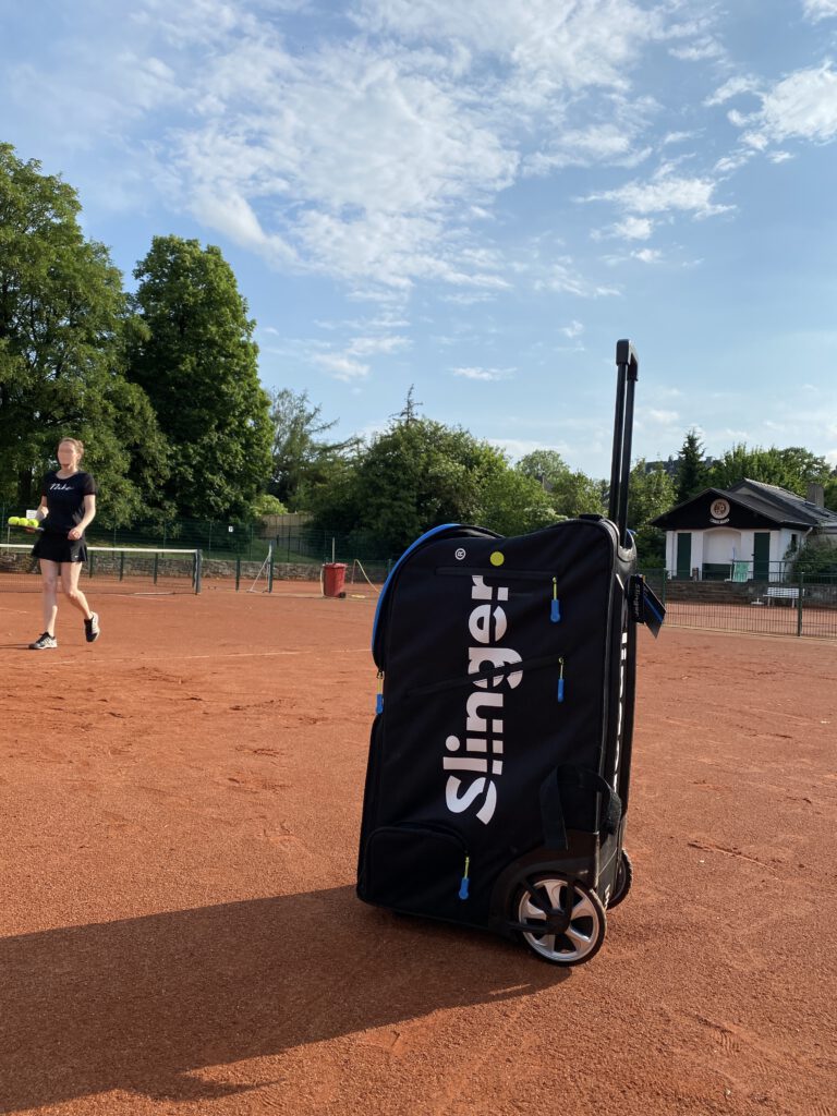 Tennistraining auf Platz 6 und 7 im Rheydter Tennisvereinein Schwarz-Weiss